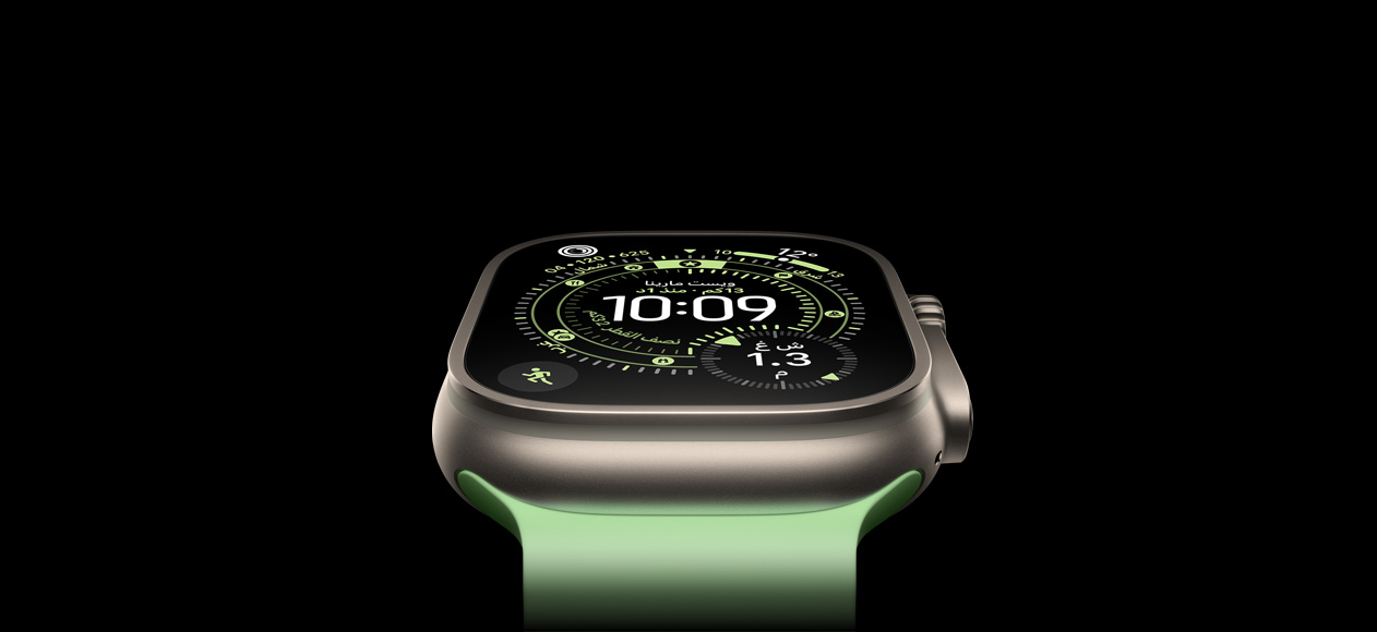 Apple Watch Ultra 3، إطار من التيتانيوم الطبيعي، البوصلة على واجهة الساعة "الإرشاد"، حزام المحيط بلون أخضر نيون