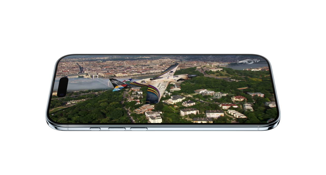 iPhone Air، الجزء الخارجي الأمامي، الجزء الخارجي الجانبي، يُظهر مشهدًا ثابتًا من Redbull TV+