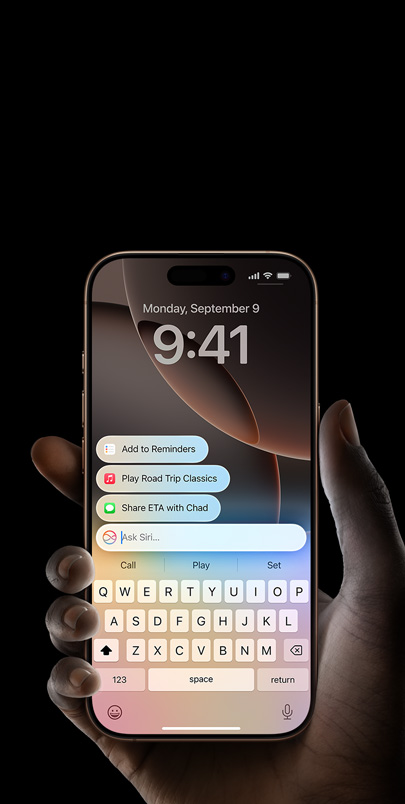 جهاز iPhone 16 Pro يعرض Siri بتصميمه الجديد مع إمكانية الكتابة إلى Siri.‏