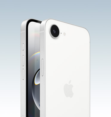 iPhone 16e بلون أبيض، عرض جزئي للشاشة، وتعرض زاوية جانبية زر الإجراءات وزرّي مستوى الصوت والزر الجانبي. الجزء الخلفي الخارجي يعرض نظام كاميرا 2 في 1 في الزاوية العلوية اليسرى.