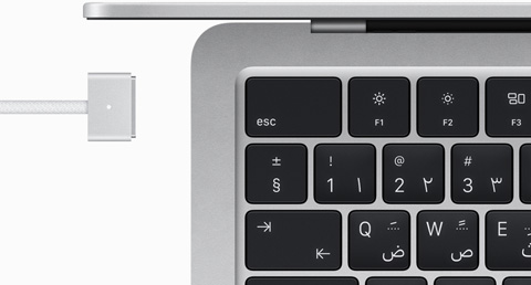 جهاز MacBook Air باللون الفضي مع كابل MagSafe يتطابق لونه مع لون الجهاز