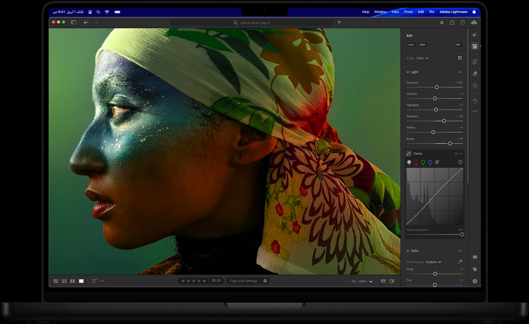شاشة MacBook Pro تعرض صورة يتم تعديلها لامرأة في Adobe Lightroom‏