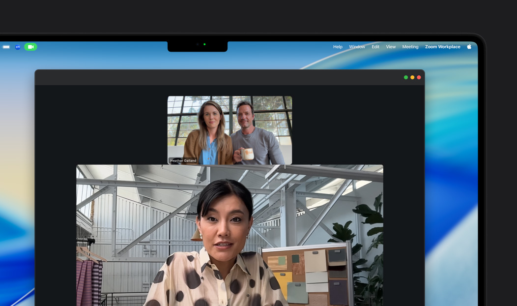 مكالمة فيديو على MacBook Pro، تتحدث امرأة مع شخصين في المكالمة، ويحافظ نمط 'في الوسط' على بقائها في وسط الإطار