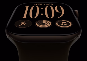Apple Watch Series 12，深古銅色鋁金屬錶殼，配搭橄欖色運動錶帶，螢幕顯示組合錶面上的複雜功能，包括日期、體能訓練、健身記錄圓圈、Apple Music，機身右側有數碼錶冠