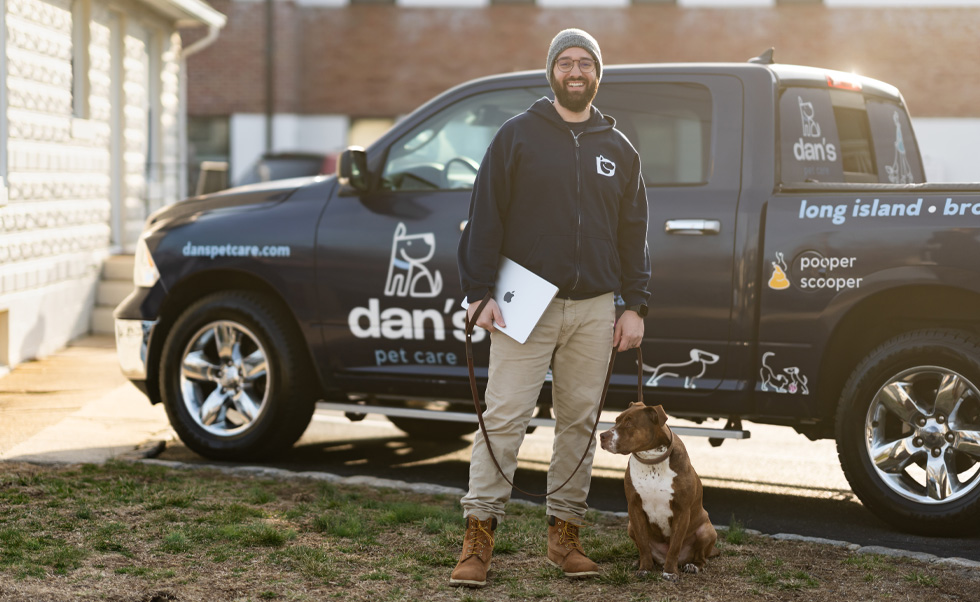 El negocio del director ejecutivo Dan Reitman comenzó como un emprendimiento individual de paseo de perros y ahora cuenta con 80 empleados.