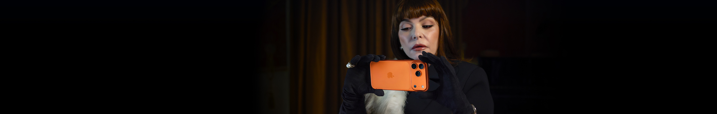 Itatí Cantoral de guantes negros y cuello de piel filmando con un iPhone 17 Pro.