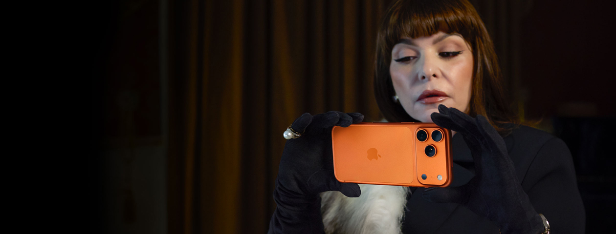 Itatí Cantoral de guantes negros y cuello de piel filmando con un iPhone 17 Pro.