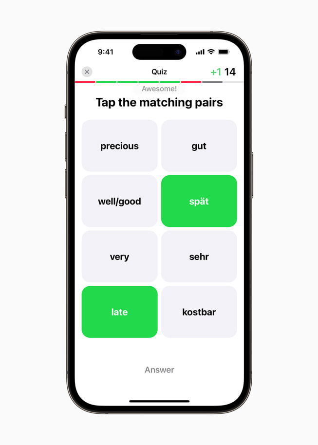 En quiz i tysk i LENGO-appen på iPhone 14 Pro beder brugeren om at trykke på de ord, der passer sammen.