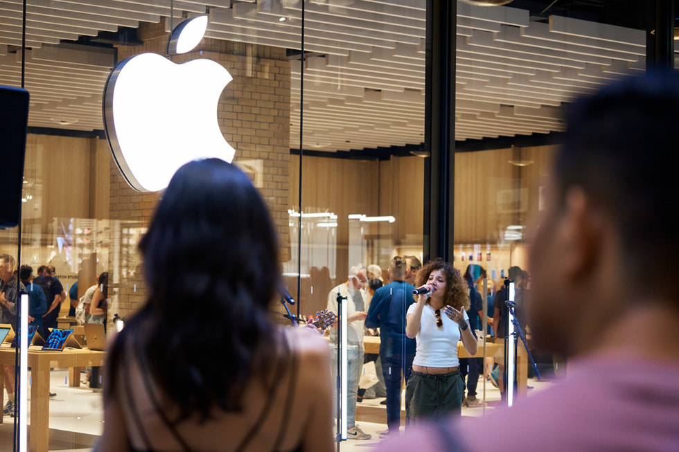 Musikeren JGrrey optræder ved åbningen af Apple Battersea.