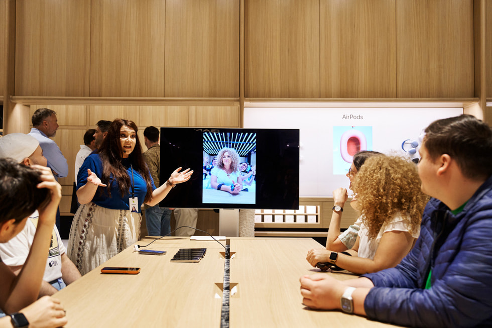 En medarbejder er vært for en Today at Apple-event i Apple Battersea i London.