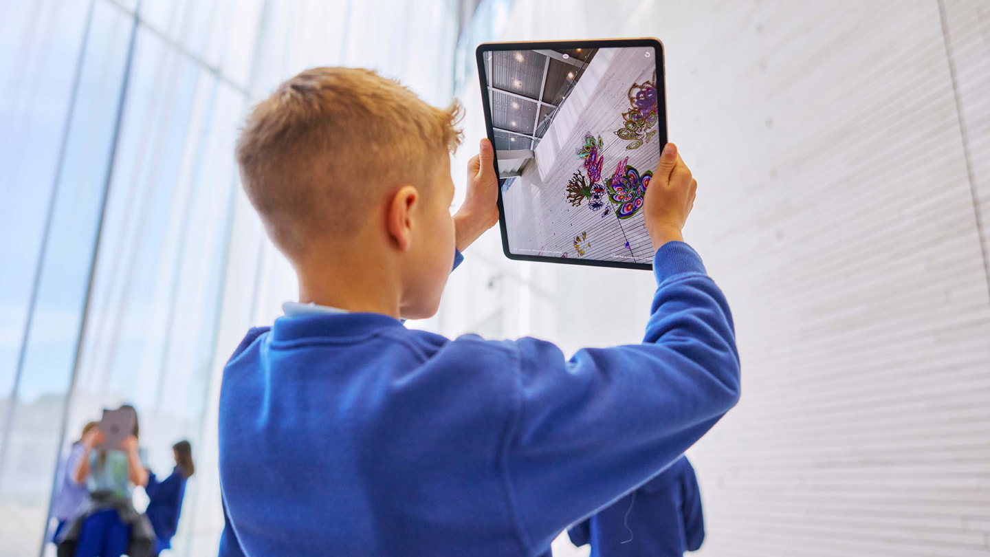 iPad ProのDeep Fieldアプリを使って壁が作用するアクティビティをしている小さな子どもたち。