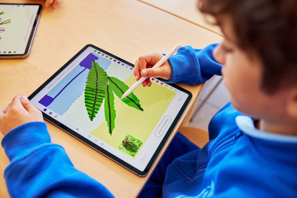 iPad ProとApple Pencilを使って、Deep Fieldアプリで緑の葉を描く一人の生徒。