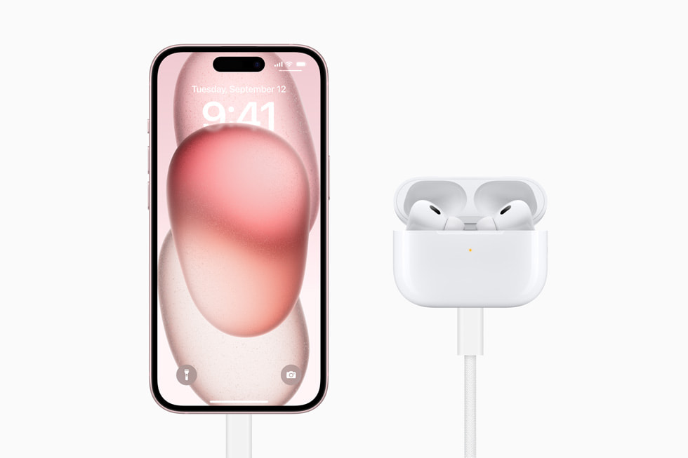 AirPods Pro (2. nesil) yanında bir iPhone 15 gösteriliyor.
