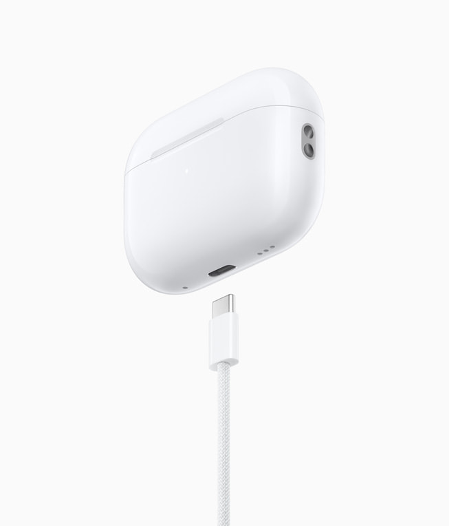 Uppdaterade AirPods Pro (andra generationen) visas med laddningsetui och usb-c-laddningskabel.