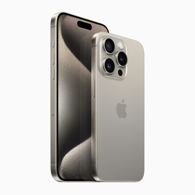 Modely iPhone 15 Pro v barvě přírodní titan.