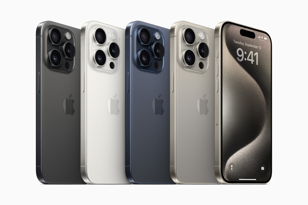 Nový iPhone 15 Pro Max v provedení černý titan, bílý titan, modrý titan a přírodní titan.