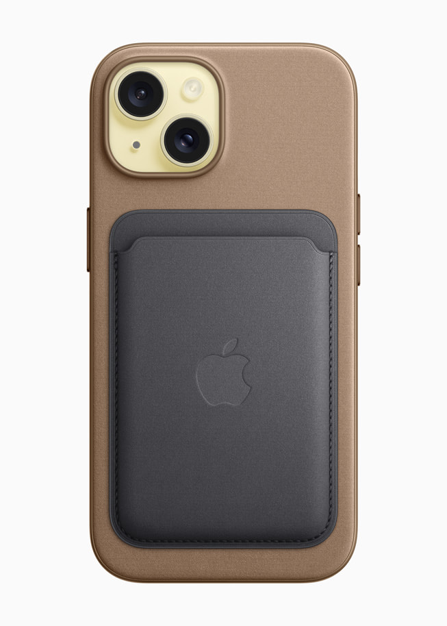 Det nya skalet och plånboken i FineWoven för iPhone 15.