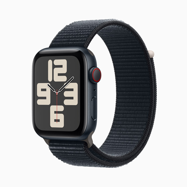 Apple Watch SE med aluminiumboett i midnatt och sportloop i midnatt.
