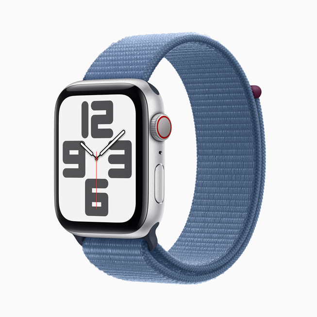 Apple Watch SE med aluminiumboett i silver och sportloop i blått.