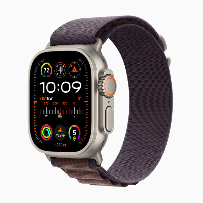 Apple Watch Ultra 2 med den nya bergsloopen i indigo.
