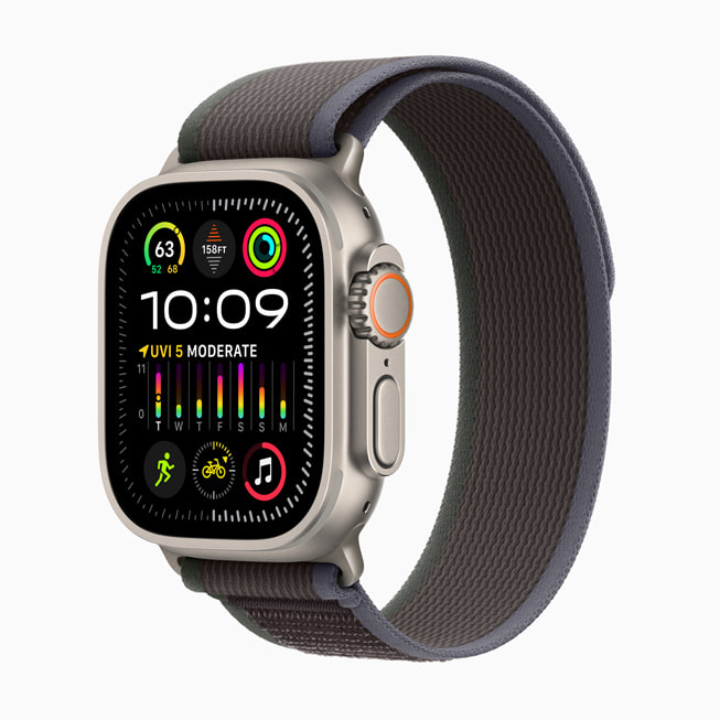 Apple Watch Ultra 2 med den nya terrängloopen i blått/svart.