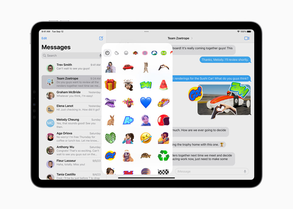 11 inç iPad Pro ekranında Mesajlar’daki Çıkartmalar gösteriliyor.