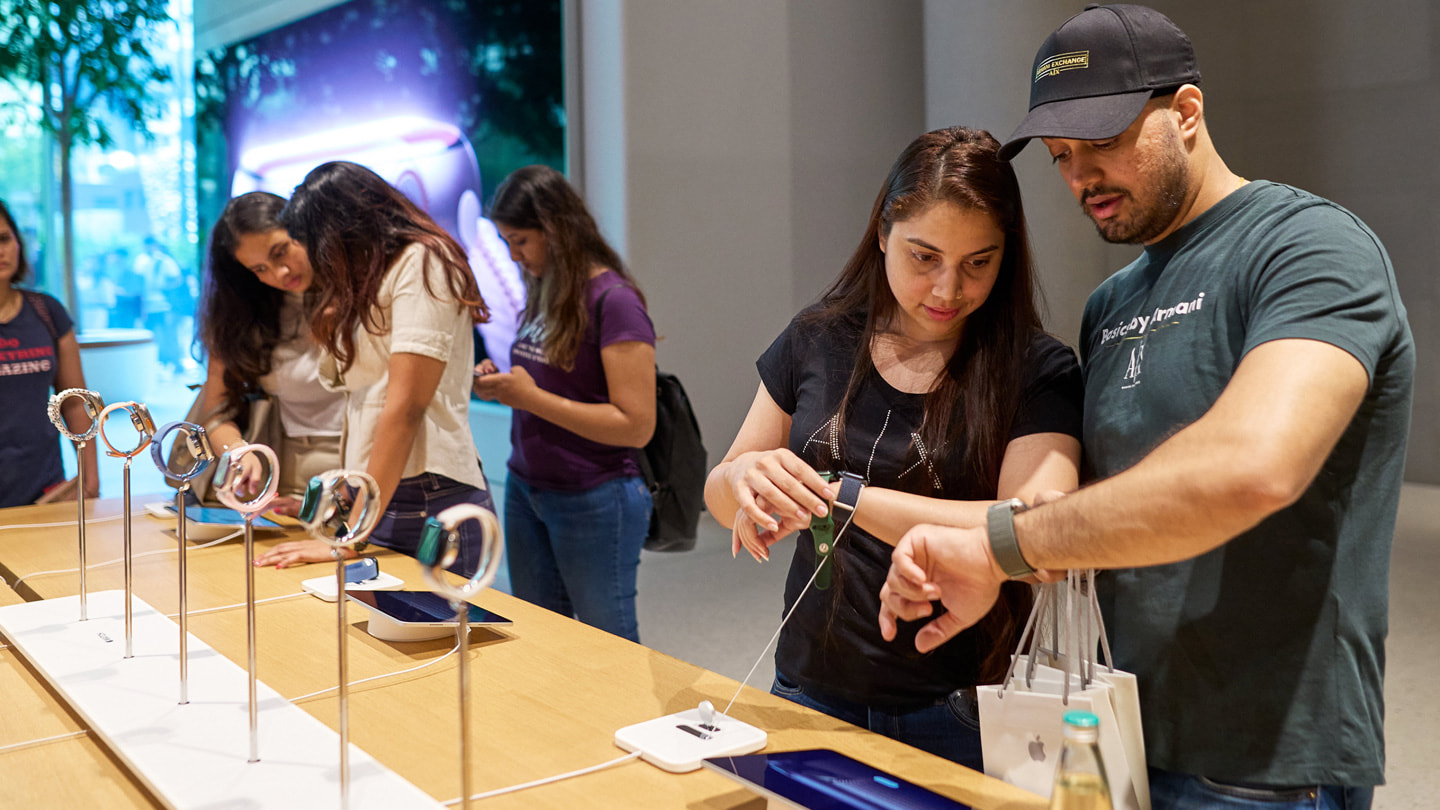 Zákazníci si zkouší nové hodinky Apple Watch Series 9.
