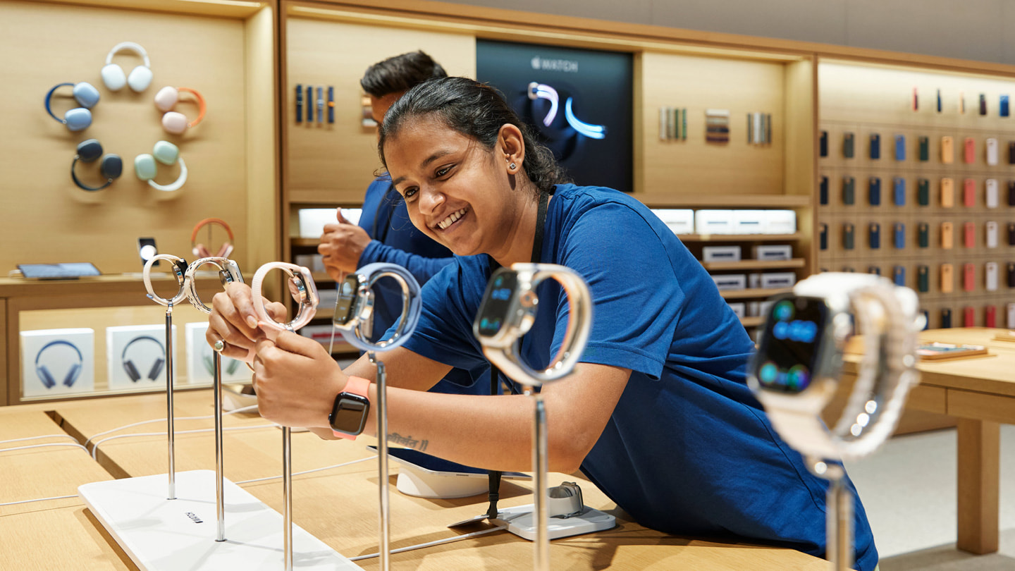 Zaměstnanec poupravuje nové hodinky Apple Watch Series 9 na pultu v prodejně BKC.