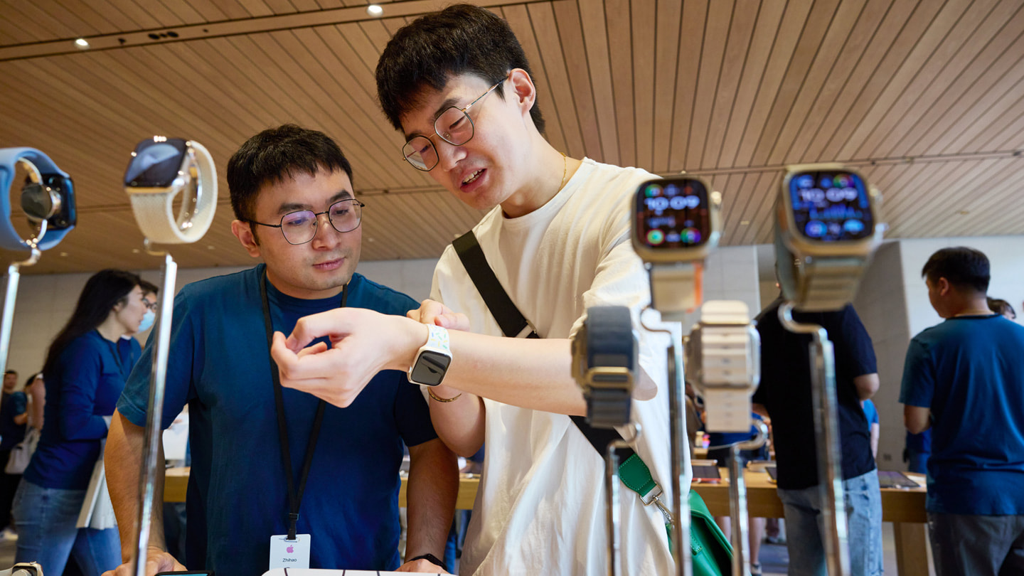 Zákazník si zkouší nové hodinky Apple Watch Series 9.