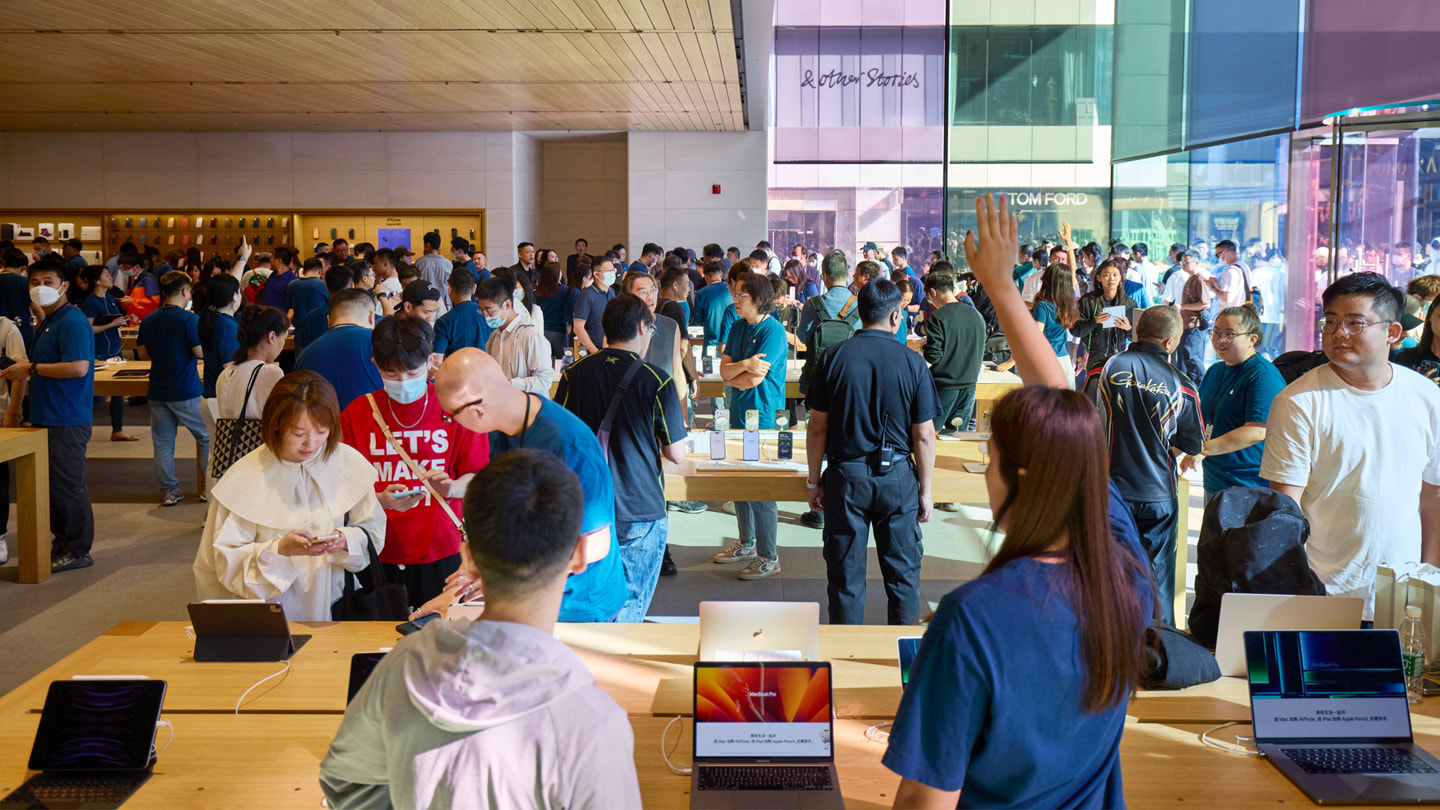 Dav zákazníků v prodejně Sanlitun očekává příchod nových modelů iPhonu 15 a hodinek Apple Watch.