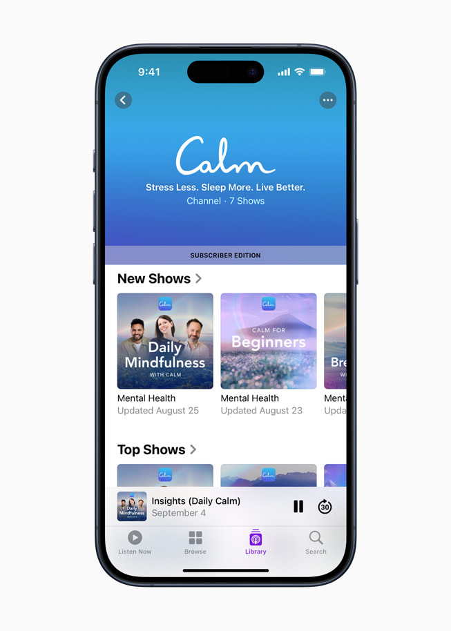 iPhone 15 Pro, na którym pokazano stronę z podcastami z aplikacji Calm subskrybowanej przez użytkownika.