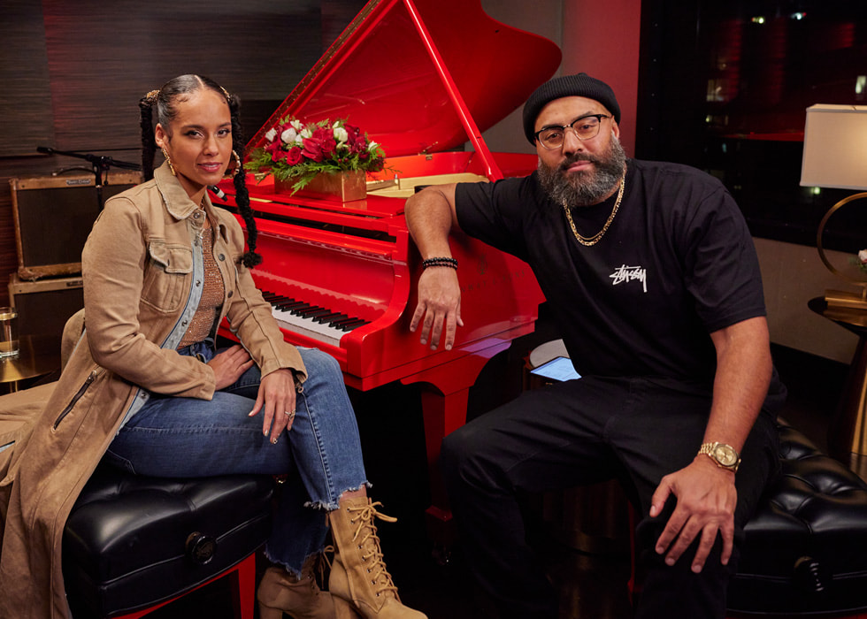 Ilustracja do programu The Ebro Show w Apple Music. Na zdjęciu widoczni są gospodarz programu Ebro Darden i artystka Alicia Keys.