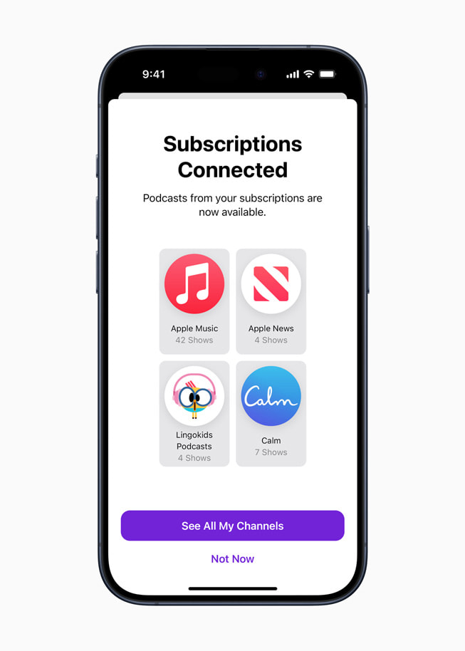Ekran iPhone’a 15 Pro, na którym widać interfejs Apple Podcasts z informacją, że „subskrypcje zostały powiązane – subskrybowane podcasty są już dostępne”, a także przycisk pozwalający wyświetlić wszystkie kanały użytkownika.