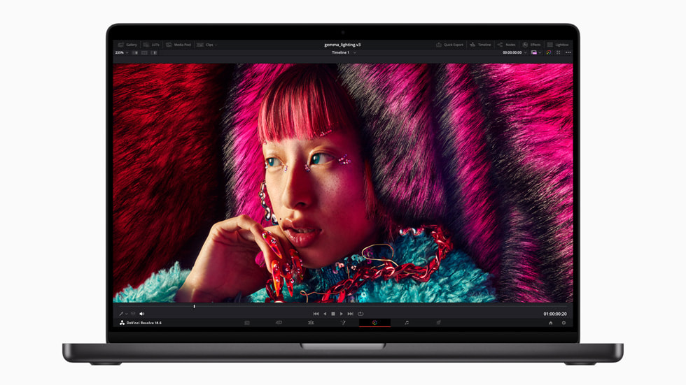 En person med rosa hår visas på nya MacBook Pro som en del i ett arbetsflöde för filmredigering.