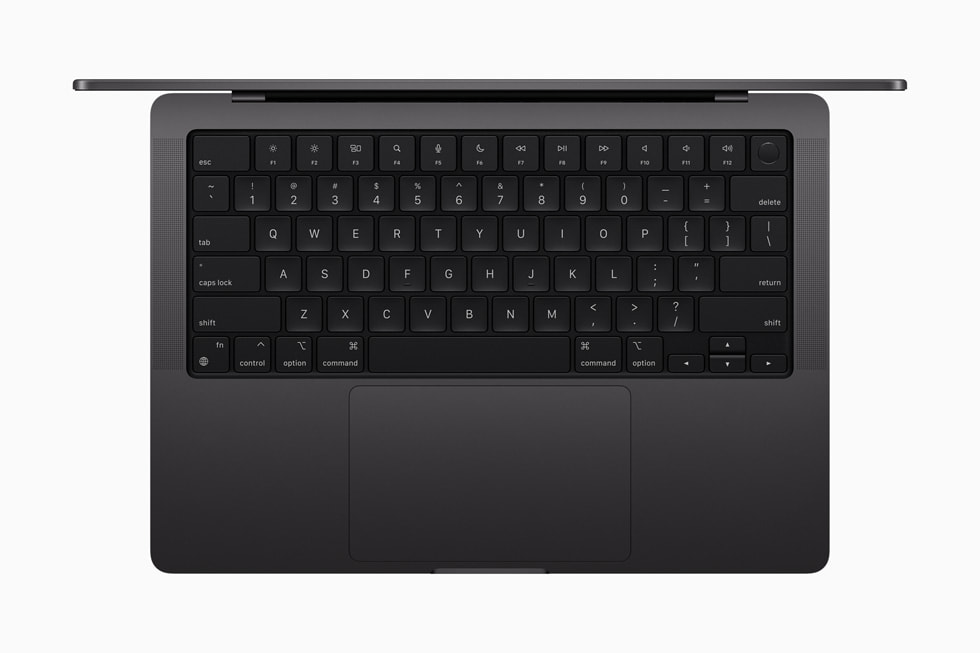 Nya MacBook Pro i rymdsvart sedd ovanifrån med fokus på tangentbordet.