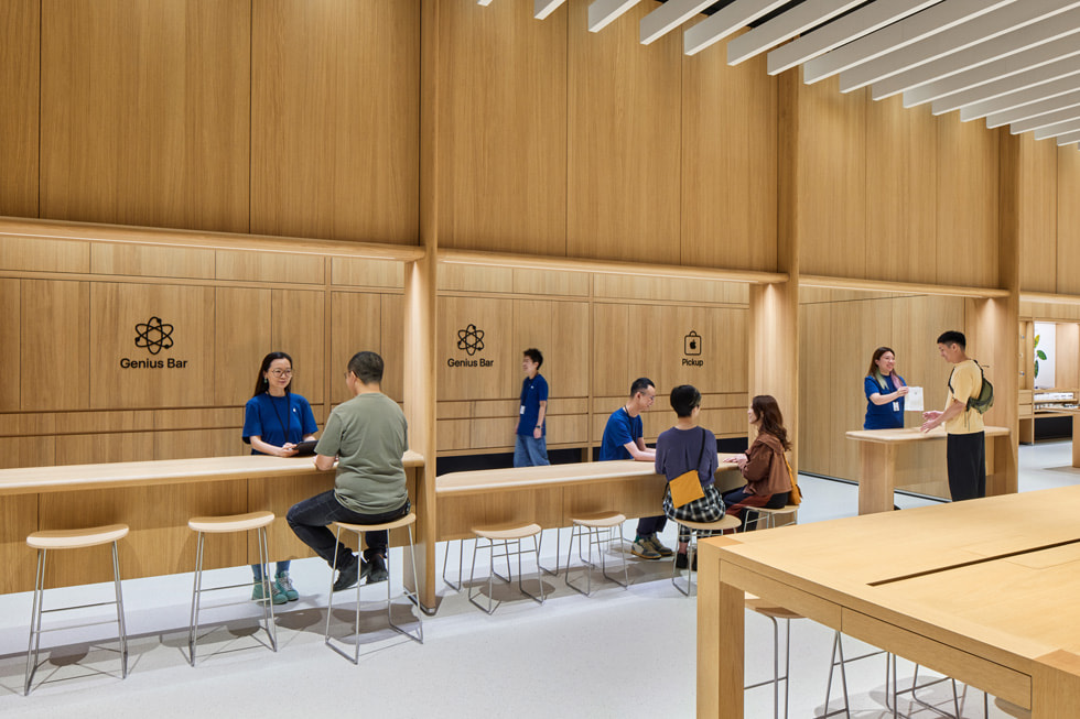 Các Chuyên Gia Apple hỗ trợ khách hàng tại Genius Bar trong Apple MixC Ôn Châu.
