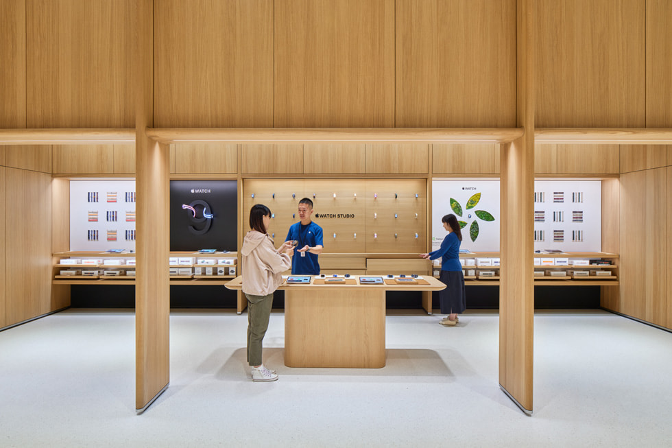 Các Chuyên Gia Apple hỗ trợ khách hàng bên trong Apple MixC Ôn Châu tại Apple Watch Studio.
