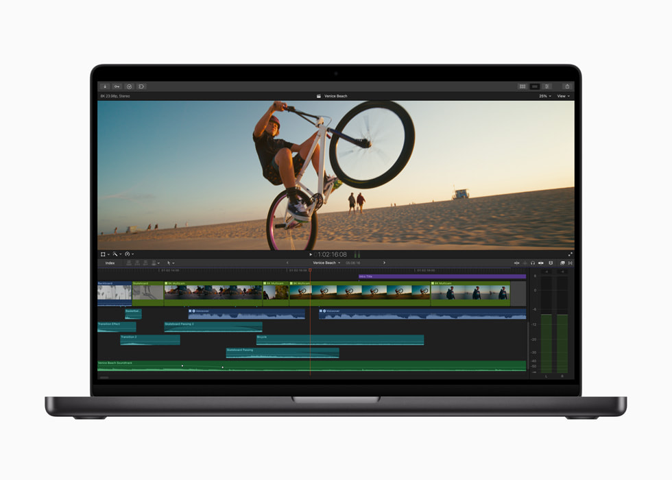 Bir kullanıcının Mac için Final Cut Pro iş akışında kullanıcının zaman ekseni gösteriliyor.