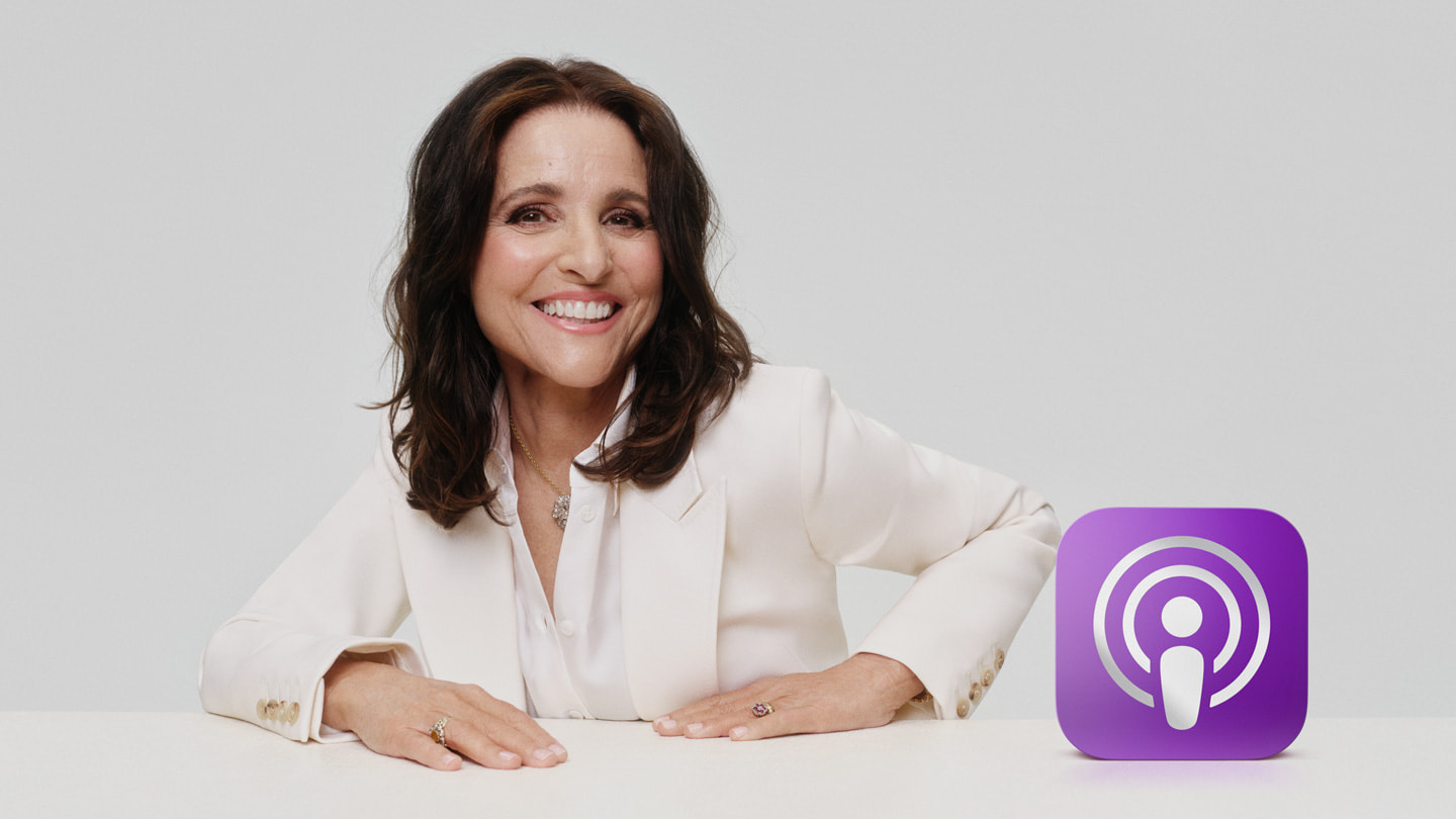 Un ritratto di Julia Louis-Dreyfus con il premio Apple Podcasts Award.