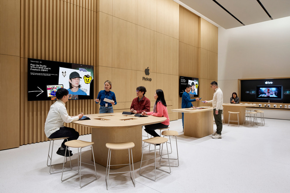 Kund:innen im Store an einem Today at Apple Tisch.
