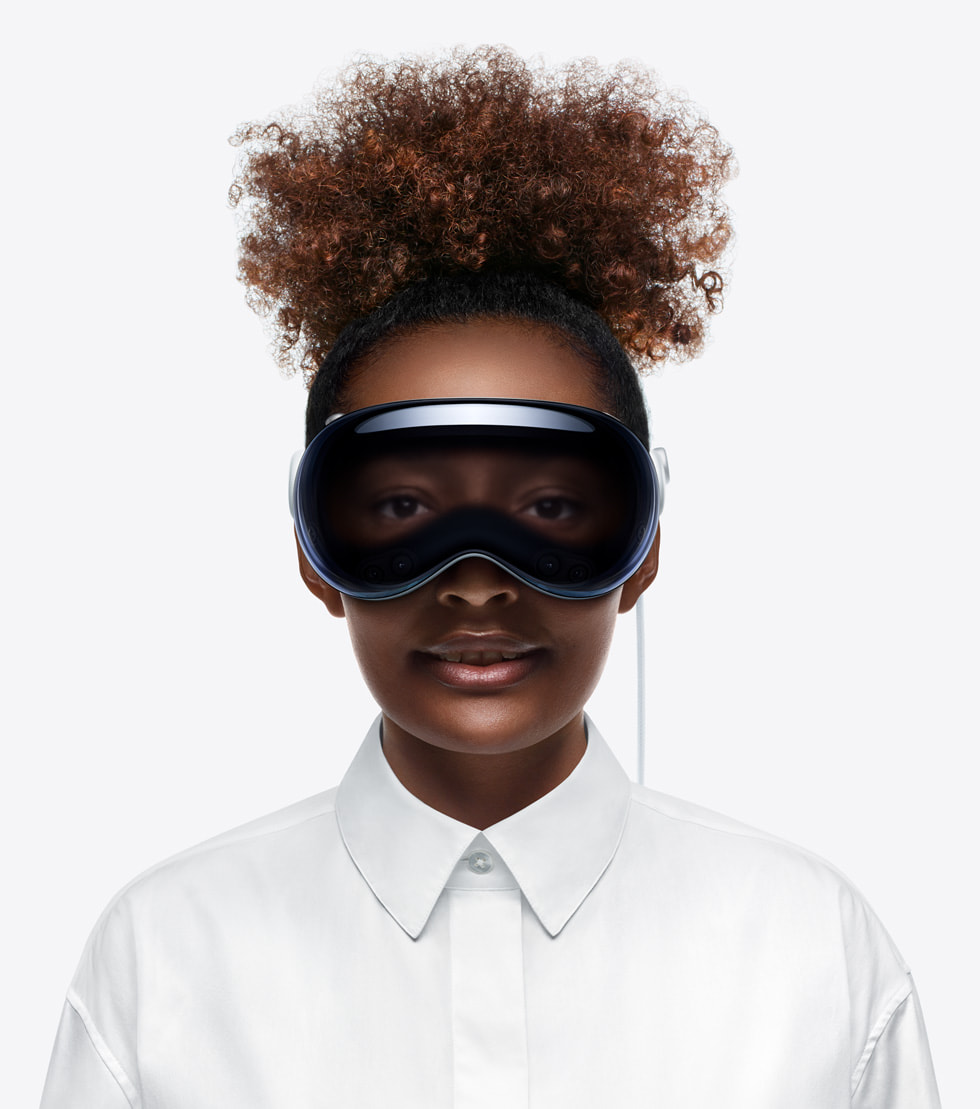 Una mujer tiene puesto el Apple Vision Pro.