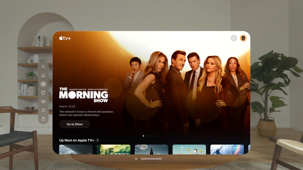 Se muestra la página de The Morning Show en una ventana del Apple Vision Pro. 