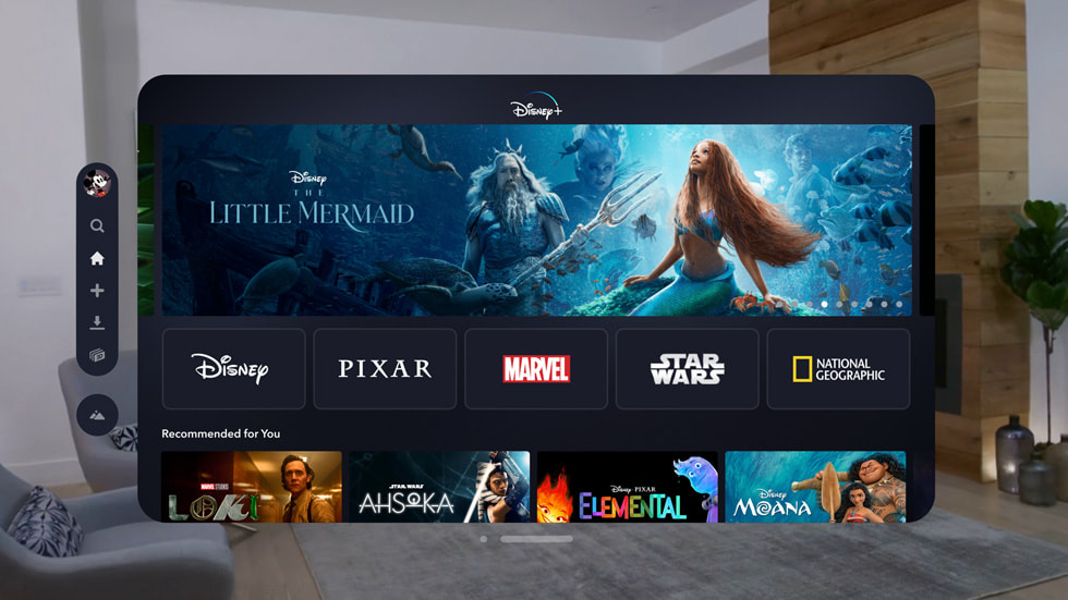 Se muestra la app Disney+ en un Apple Vision Pro.