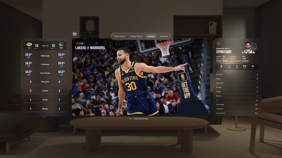 Imagen de la app de NBA League Pass con un partido en vivo y estadísticas en tiempo real en el Apple Vision Pro.