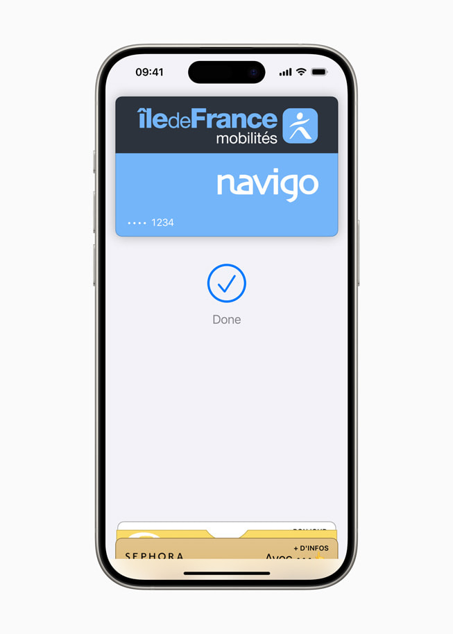 Màn hình trên iPhone 15 hiển thị thẻ Navigo trong Ví Apple với lời nhắc "Xong."