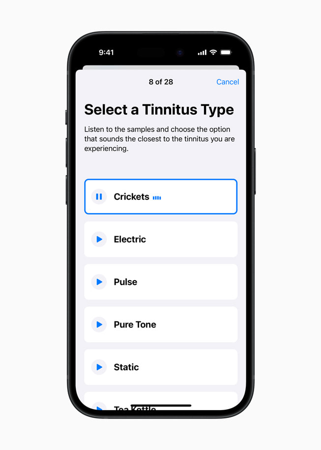 Un iPhone 15 Pro affiche un écran de l’étude Apple sur l’audition indiquant : « Sélectionner un type d’acouphène », suivi des choix : grillons, électrique, pulsation, son pur, statique et bouilloire.