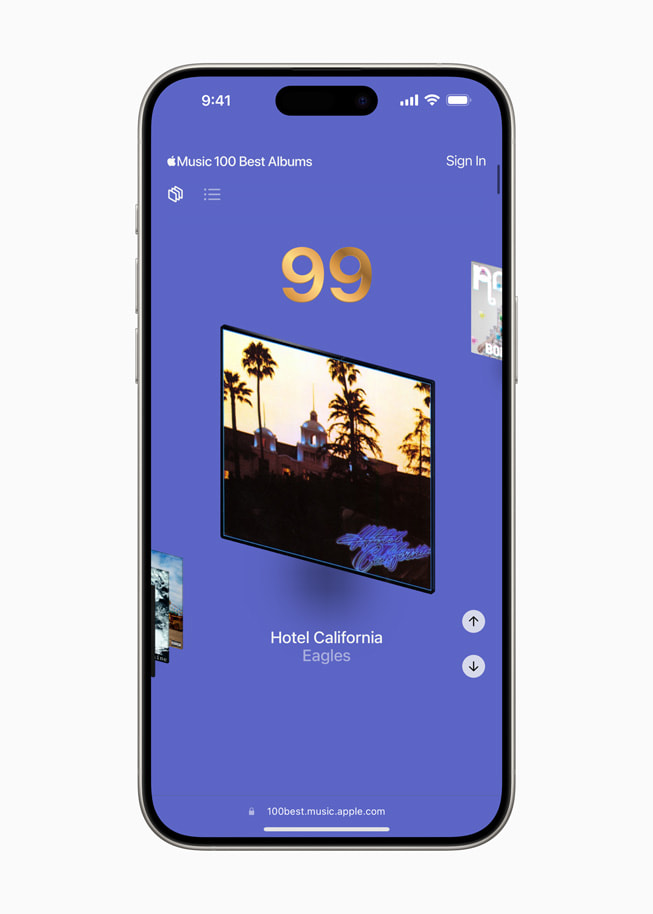 iPhone 15 Pro zobrazuje obrazovku s albem „Hotel California“ od skupiny Eagles, které obsadilo 99. příčku, na mikrostránce 100 nejlepších