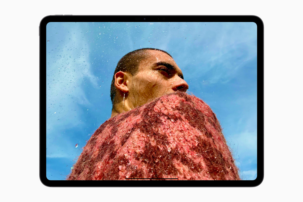 صورة ملونة معروضة على جهاز iPad Pro الجديد.