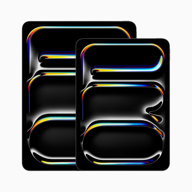 جهازا iPad Pro مقاس 13 إنش ومقاس 11 إنش جنباً إلى جنب.