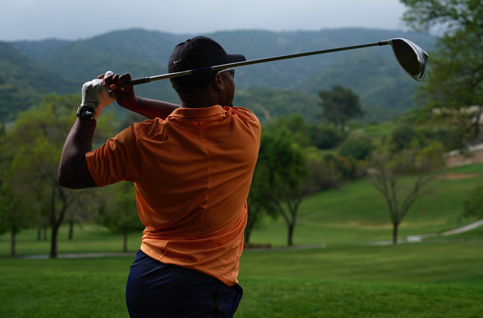 Hình ảnh một golf thủ đeo Apple Watch khi đang thực hiện kỹ thuật vung gậy đánh golf. 